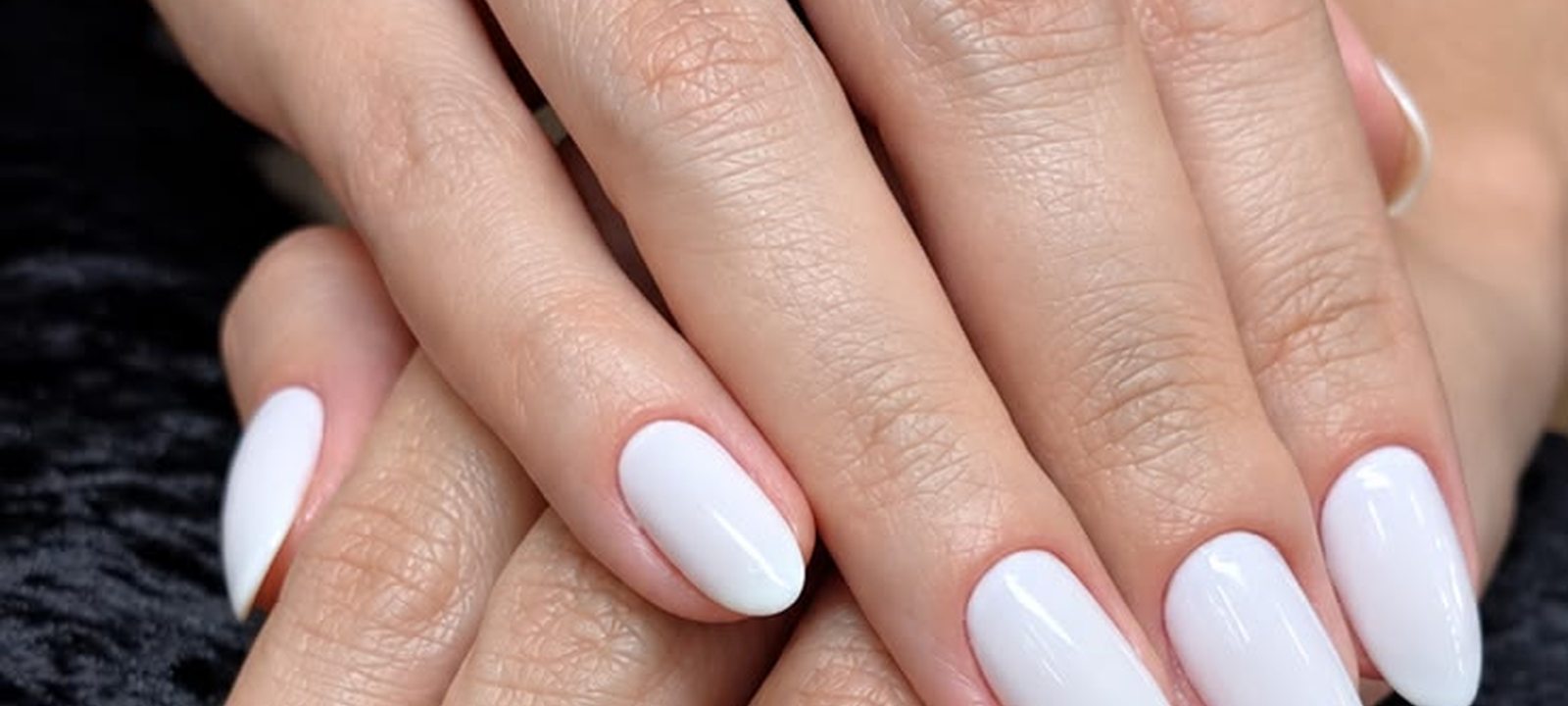 Mãos com unhas brancas em gel feitas no Espaço Glamour da Su